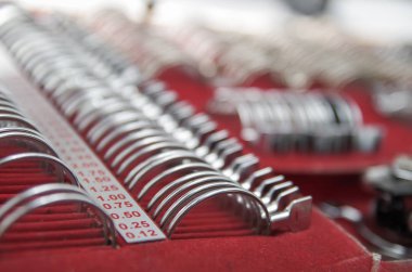 Metalik nesne almak için kullanılan gözlük içinde arka plan bulanık optik boyutunu yakın çekim