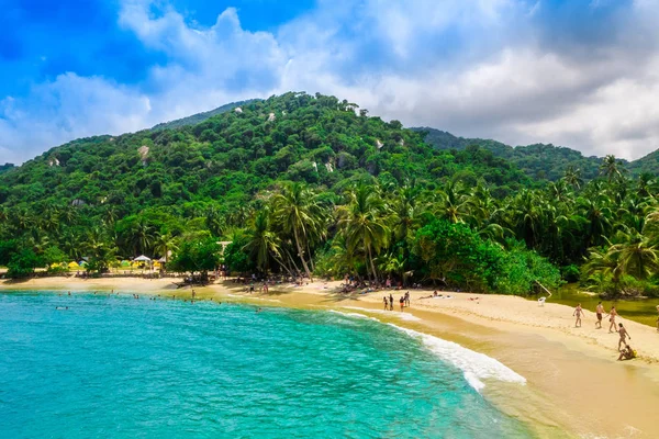 Vista aérea de pessoas não identificadas desfrutando da água da praia no Cabo San Juan, Parque Nacional Tayrona, Colômbia — Fotografia de Stock