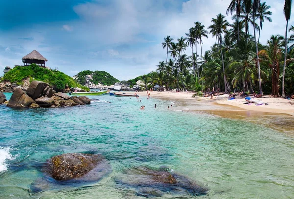 TAYRONA, COLÔMBIA OUTUBRO 20, 2017: Pessoas não identificadas nadando na água em Cabo San Juan, Parque Nacional Natural Tayrona, Colômbia — Fotografia de Stock