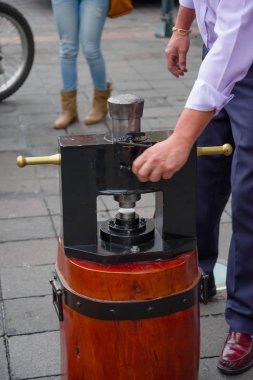 Quito, Ekvator Kasım, 28, 2017: Tarihi merkezinde tanımlanamayan insanlarla bir kama sikke makine, eski şehir Quito Andes Dağları'nda Kuzey Ekvator