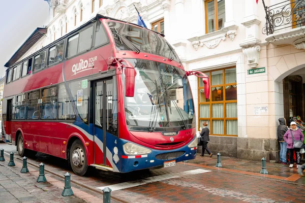 QUITO, ÉQUATEUR 28 NOVEMBRE 2017 : Beau bus rouge au centre historique de la vieille ville de Quito dans le nord de l'Équateur dans les Andes — Photo