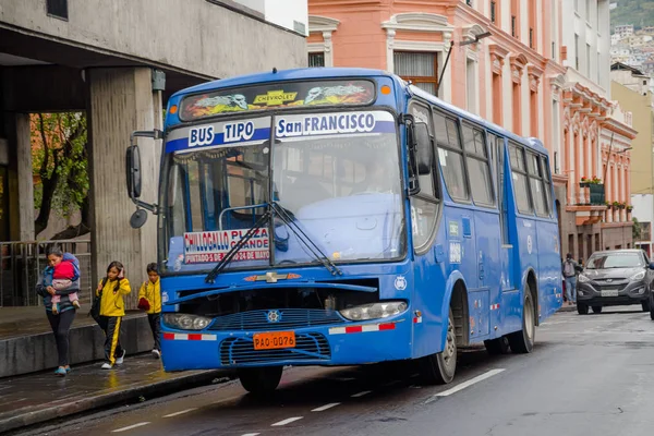 November, 28, 2017 Quito, Ecuador: Történelmi központ, nyilvános busz közlekedés a régi város Quito északi Ecuadorban az Andok hegységben — Stock Fotó