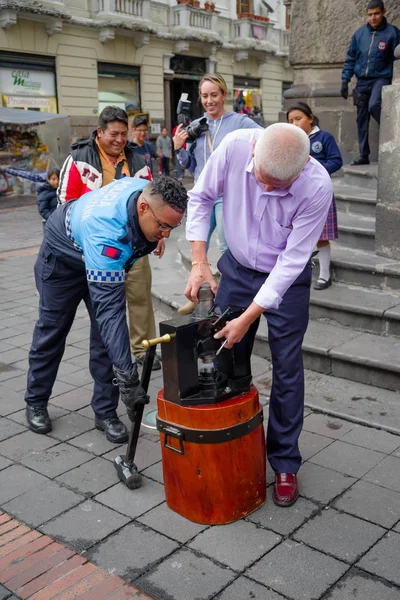Quito, Ekvádor 28 listopadu 2017: Neznámých lidí v historickém centru Prahy se strojem mince klín na starém městě Quito v Severní Ekvádor v pohoří and. — Stock fotografie