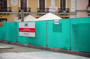 Quito, Ekvator Kasım, 28, 2017: açık havada tarihi itibariyle bilgilendirici tabelaya eski kasaba Quito Kuzey Ekvator Merkezi