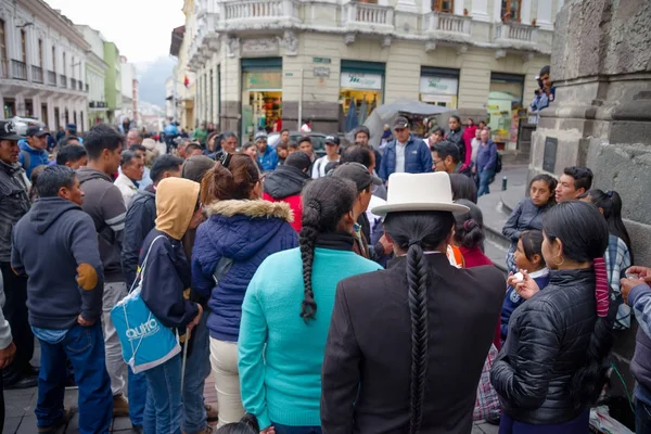 Quito, Ekwador 28 listopada 2017 r.: Tłum ludzi chodzących w zabytkowym centrum starego miasta Quito w Ekwadorze Północnej w Andach, Quito jest drugim najwyższym stolica na świecie — Zdjęcie stockowe