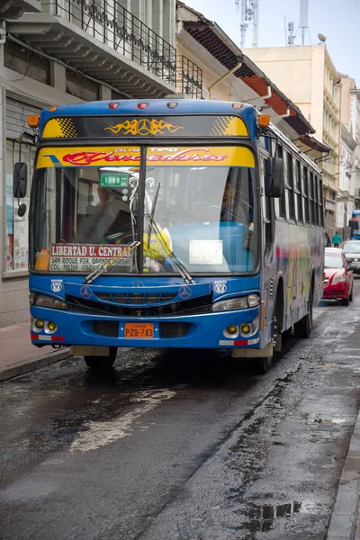 November, 28, 2017 Quito, Ecuador: Történelmi központ, nyilvános busz közlekedés a régi város Quito északi Ecuadorban az Andok hegységben — Stock Fotó