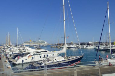 Palma De Mallorca, İspanya - 18 Ağustos 2017: Güzel liman manzaralı beyaz Yatlar Palma de Mallorca, Balear Adaları, İspanya