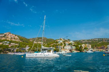 Bağlantı noktası D Andratx, İspanya - 18 Ağustos 2017: Andratx port marina Mallorca Balear Adaları, yatlar ve bazı binalarda horizont, İspanya