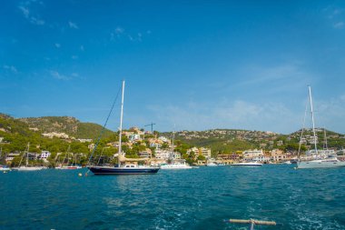 Bağlantı noktası D Andratx, İspanya - 18 Ağustos 2017: Andratx port marina Mallorca Balear Adaları, yatlar ve bazı binalarda horizont, İspanya