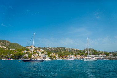 Bağlantı noktası D Andratx, İspanya - 18 Ağustos 2017: Andratx port marina Mallorca Balear Adaları, yatlar ve bazı binalarda horizont, İspanya