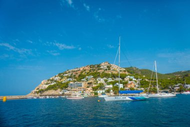 Bağlantı noktası D Andratx, İspanya - 18 Ağustos 2017: Andratx port marina Mallorca Balear Adaları, yatlar ve bazı binalarda horizont, İspanya