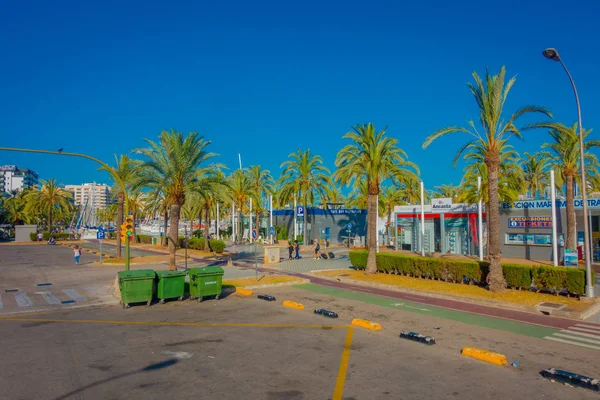 PALMA DE MALLORCA, ESPAÑA - 18 AGOSTO 2017: Personas no identificadas caminando por la calle cerca del puerto de Palma de Mallorca, Islas Baleares, España —  Fotos de Stock