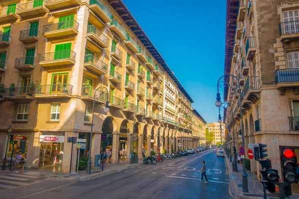 PALMA DE MALLORCA, SPANIEN - AUGUST 18 2017: Uidentificerede mennesker går på gaden i det historiske centrum af Palma de Mallorca, Spanien - Stock-foto