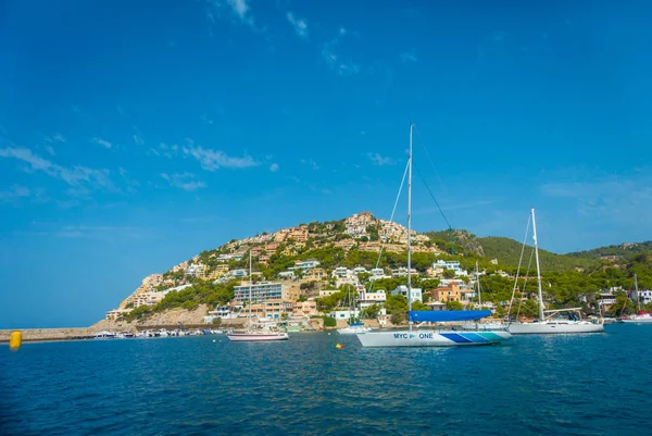 Bağlantı noktası D Andratx, İspanya - 18 Ağustos 2017: Andratx port marina Mallorca Balear Adaları, yatlar ve bazı binalarda horizont, İspanya