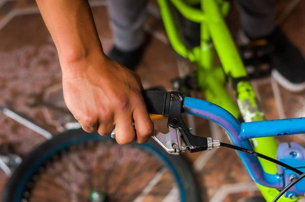 Primer plano del hombre fijando el manillar de la bicicleta, en un taller —  Fotos de Stock