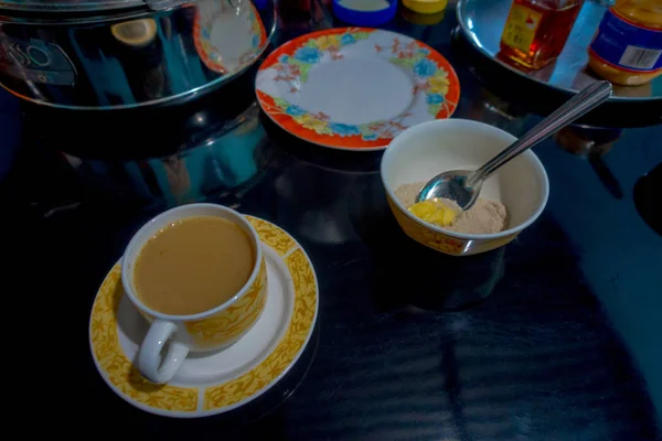 Flygfoto över en kopp mjölk med kakaopulver serveras i en tabell som frukost — Stockfoto