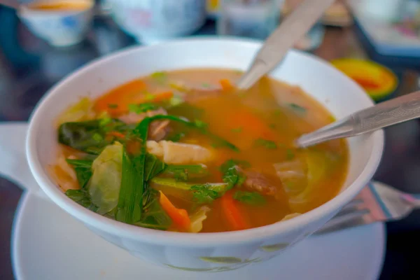 Primer plano de la sopa tradicional nepalí y saludable servida en un plato blanco en Nepal — Foto de Stock