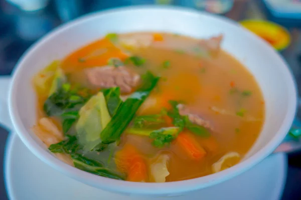 Primer plano de la sopa tradicional nepalí y saludable servida en un plato blanco en Nepal —  Fotos de Stock