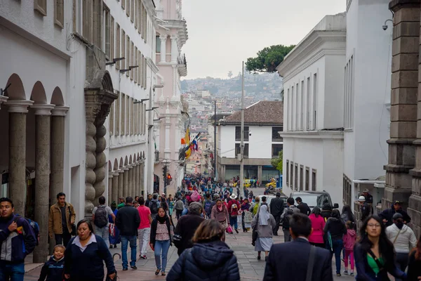 QUITO, ECUADOR NOVEMBER, 28, 2017: Crowd of people walking at historical center of old town Quito in northern Ecuador in the Andes mountains, Quito is the second highest capital city in the world — Stock Photo, Image