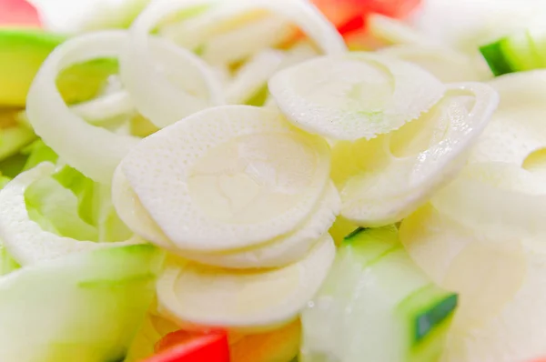 Крупним планом свіжий салат з овочами, помідорами, цибулею, пальміто, авокадо та огірками, здоровою їжею — стокове фото