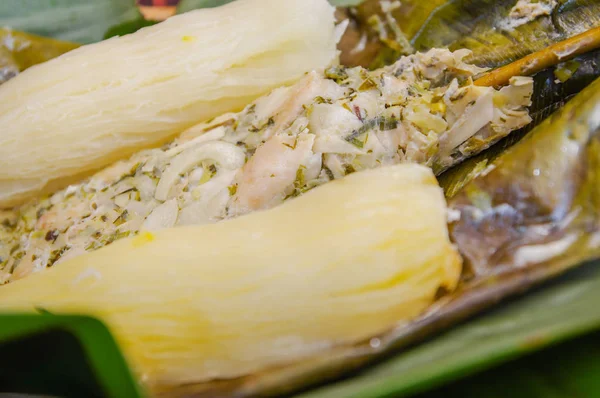 Lezzetli tipik amazonia gıda yakın çekim, balık bir yaprak avize ve muz ile pişirilir, ahşap bir masa üzerinde bir ahşap tabak içinde hizmet