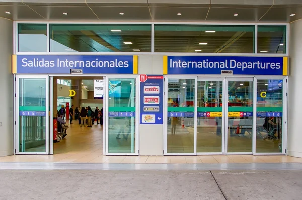 Quito, Équateur - 23 novembre 2017 : Signal informatif de départs internationaux à l'entrée de l'aéroport international Mariscal Sucre de la ville de Quito — Photo