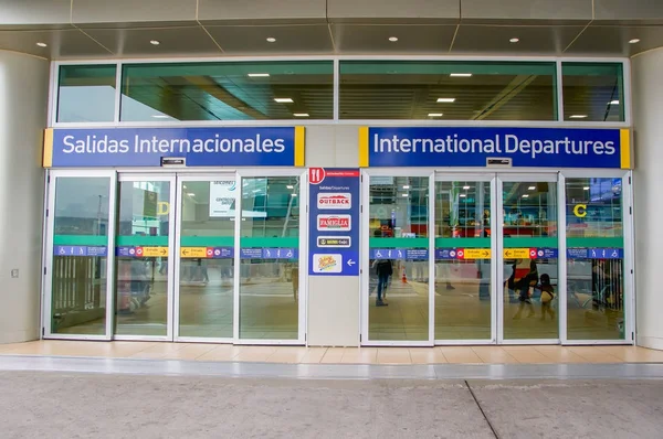 Quito, Ecuador - 23 de noviembre de 2017: Signo informativo de salidas internacionales en la entrada del Aeropuerto Internacional Mariscal Sucre de la ciudad de Quito — Foto de Stock