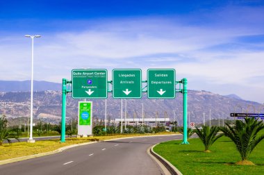 Quito, Ekvator - 23 Kasım 2017: Quito Havaalanı Merkezi Quito şehir sokak üzerinde bulunan bilgilendirici iz