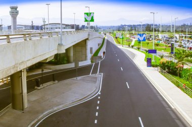 Quito, Ekvator - 23 Kasım 2017: Güzel açık görünümü Mariscal Sucre Uluslararası Havaalanı Quito şehir Kulesi denetiminde ve park alanında birçok araba