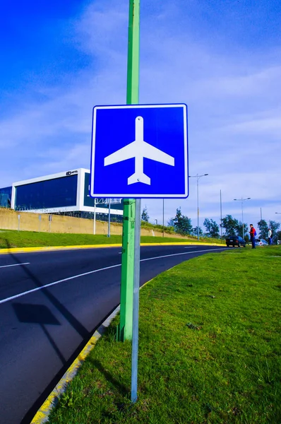 Quito, Ecuador - 23 de noviembre de 2017: Signo informativo de aeropuerto próximo, ubicado junto a la calle, en la ciudad de Quito —  Fotos de Stock