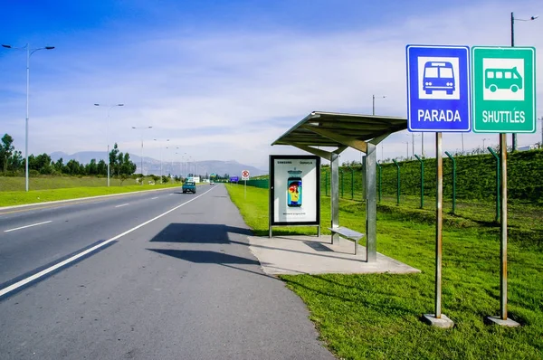 Quito, Ecuador - 23 de noviembre de 2017: Cierre de señal informativa de parada de autobús ubicada junto a la calle, en la ciudad de Quito — Foto de Stock