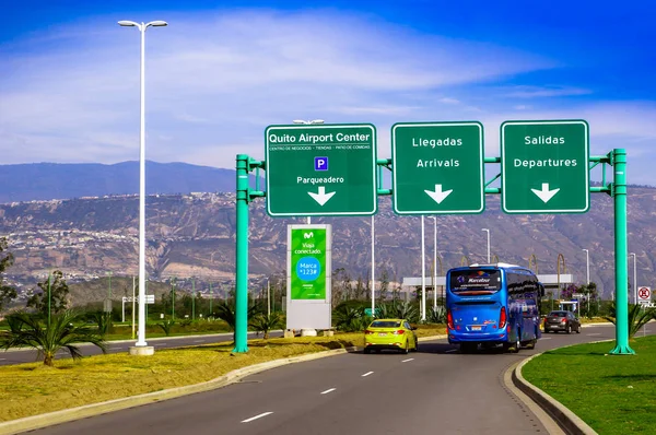 Quito, Ecuador - 23 de noviembre de 2017: Algunos automóviles circulan bajo una señal informativa del centro del aeropuerto de Quito ubicado sobre la calle en la ciudad de Quito — Foto de Stock