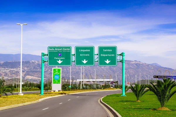 Quito, Equador - 23 de novembro de 2017: sinal informativo do centro do aeroporto de Quito localizado sobre a rua na cidade de Quito — Fotografia de Stock