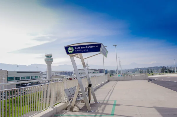 Quito, Ecuador - 23 de noviembre de 2017: Hermosa vista al aire libre del área de fumadores en el Aeropuerto Internacional Mariscal Sucre de la ciudad de Quito — Foto de Stock