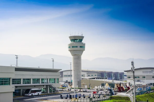 Quito, Ecuador - 23 de noviembre de 2017: Hermosa vista exterior de la torre de control, un edificio en un aeropuerto desde el que se dan instrucciones a los aviones cuando despegan o aterrizan, en Mariscal — Foto de Stock