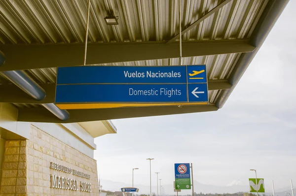 Quito, Ecuador - 23 de noviembre de 2017: Cierre de señal informativa de vuelos domésticos en el Aeropuerto Internacional Mariscal Sucre de la ciudad de Quito — Foto de Stock