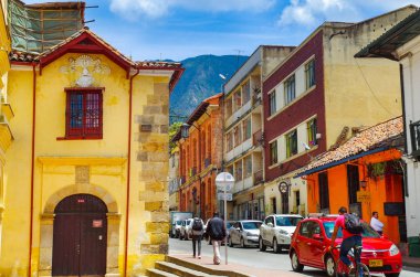 Bogota, Kolombiya 22 Ekim 2017: Bogota La Candelaria dowtown sokaklarında güzel açık görünümü