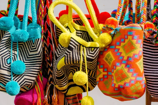Cartagena, Colombia - oktober, 27, 2017: Close-up van gekleurde Colombiaanse zakken in een openbare markt in Cartagena — Stockfoto