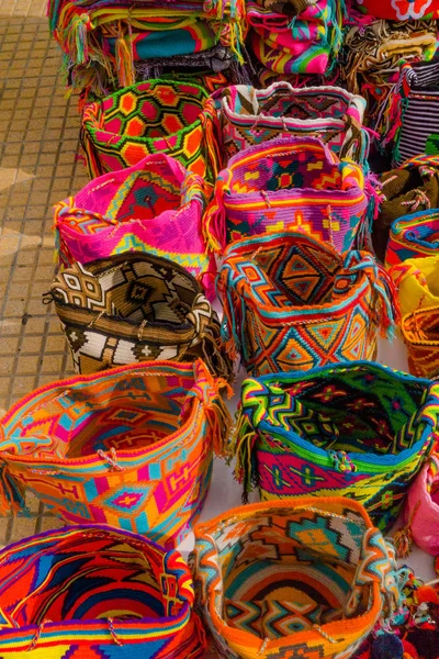 CARTAGENA, COLOMBIA - 27 DE OCTUBRE DE 2017: Primer plano de bolsas colombianas de colores en un mercado público de Cartagena — Foto de Stock