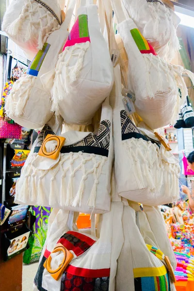 CARTAGENA, COLOMBIA - 27 DE OCTUBRE DE 2017: Primer plano de hermosas bolsas blancas colombianas en un mercado público de Cartagena — Foto de Stock