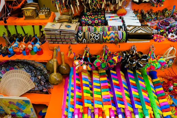 CARTAGENA, COLOMBIA - OCTOBER, 27, 2017: Close up of beautiful handicrafts in a public market in Cartagena — Stock Photo, Image