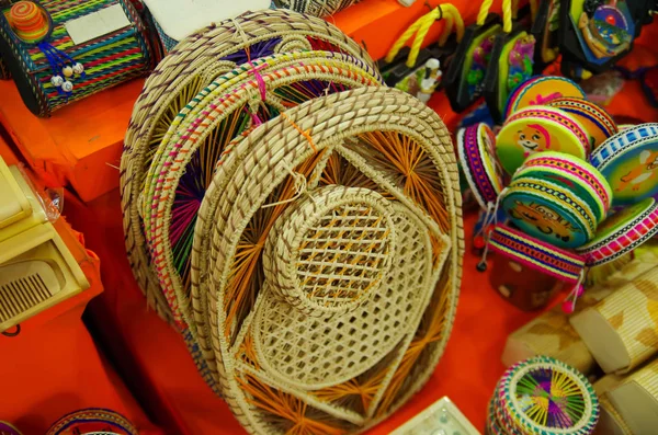 CARTAGENA, COLOMBIA - 27 DE OCTUBRE DE 2017: Primer plano de bellas artesanías en un mercado público de Cartagena —  Fotos de Stock