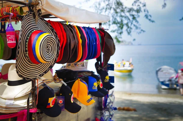 Cartagena, Colombia - oktober 27, 2017: Närbild av färgade colombianska hattar på en offentlig marknad inne i en vagn i Cartagena, Colombia — Stockfoto