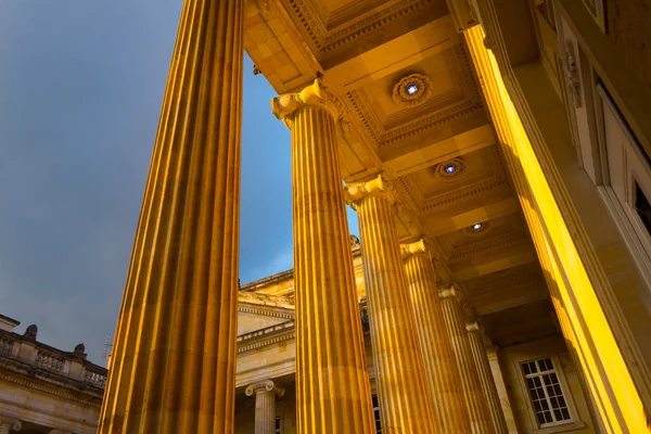 Detailoverzicht van de pijlers in het Capitolio Nacional in Bogota — Stockfoto