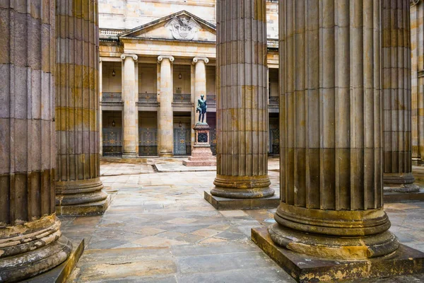 Detailoverzicht van de pijlers in het Capitolio Nacional in Bogota — Stockfoto