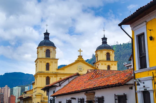 Hermosa vista exterior de los tejados de La Candelaria, barrio histórico en el centro de Bogotá, Colombia —  Fotos de Stock