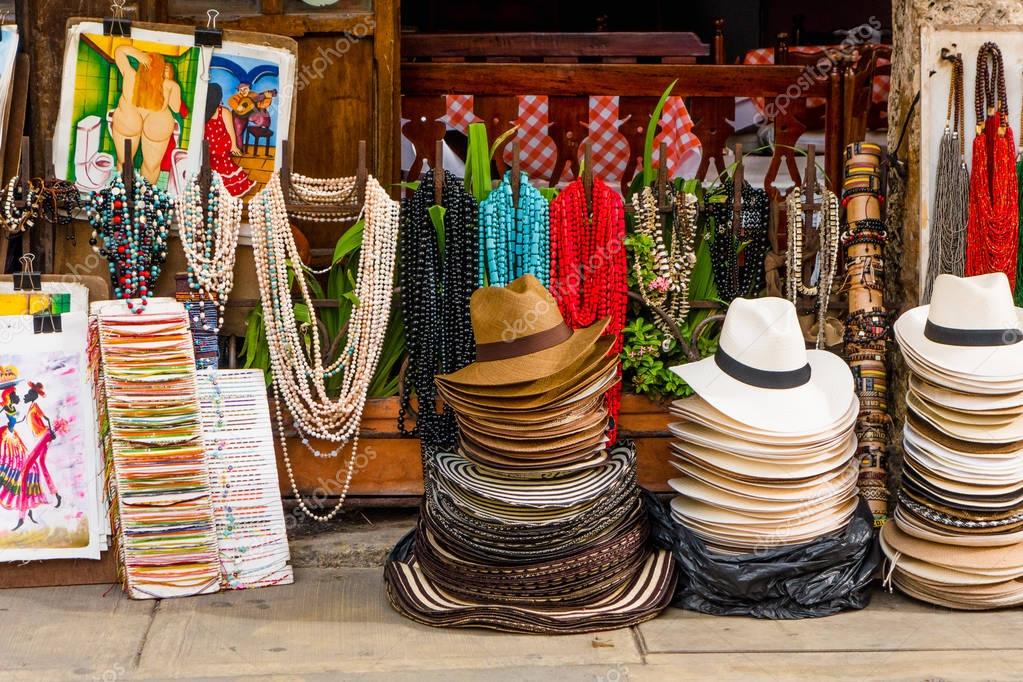 CARTAGENA, COLOMBIA - 27 OTTOBRE 2017: Primo piano di cappelli colombiani  colorati e artigianato in un mercato pubblico a Cartagena — Foto Editoriale  Stock © pxhidalgo #176383614
