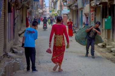 Katmandu, Nepal 15 Ekim 2017: Katmandu, Nepal, şehrin tarihi merkezinde, sokaklarında yürüyüş tanımlanamayan kişi