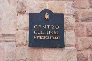 Quito, Ekvator Kasım, 28, 2017: Açık havada tarihi itibariyle Büyükşehir Kültür Merkezi'nde bir bilgilendirici iz eski kasaba Quito Kuzey Ekvator Merkezi