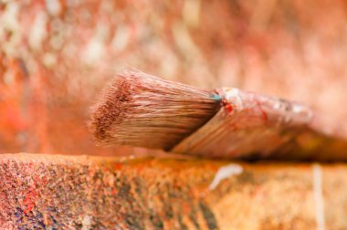 Arka plan bulanık renk paletinde üzerinde Boya fırçaları yakın çekim